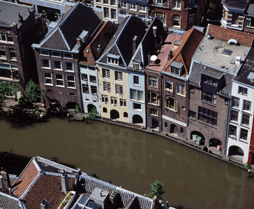 835917 Gezicht op de achtergevels van enkele huizen aan de Choorstraat te Utrecht, vanaf de Domtoren (Domplein); op de ...
